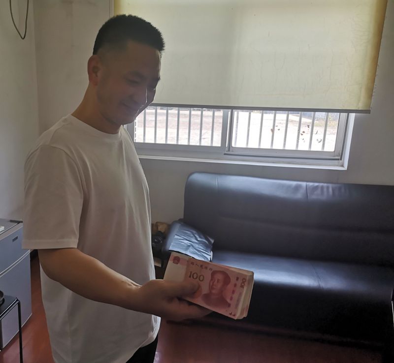 點(diǎn)贊！拾金不昧好的哥 萬元現(xiàn)金物歸原主