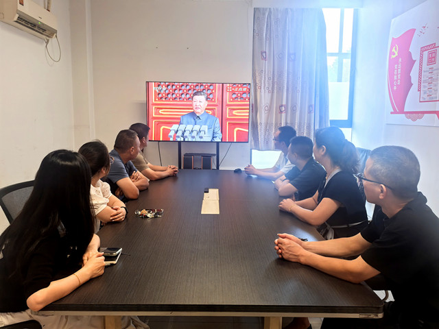 4常運集團(tuán)物產(chǎn)經(jīng)營公司組織職工在會議室集中收看紀(jì)念中國人民抗日戰(zhàn)爭暨世界反法西斯戰(zhàn)爭勝利80周年閱兵式直播2_副本